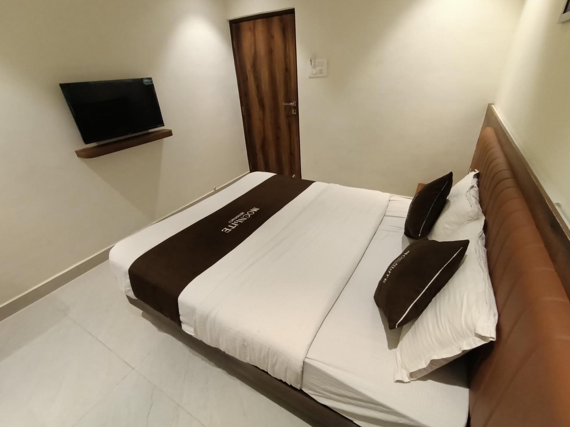 Hotel Moon Lite Residency - Marve Road Malad West Мумбай Екстериор снимка