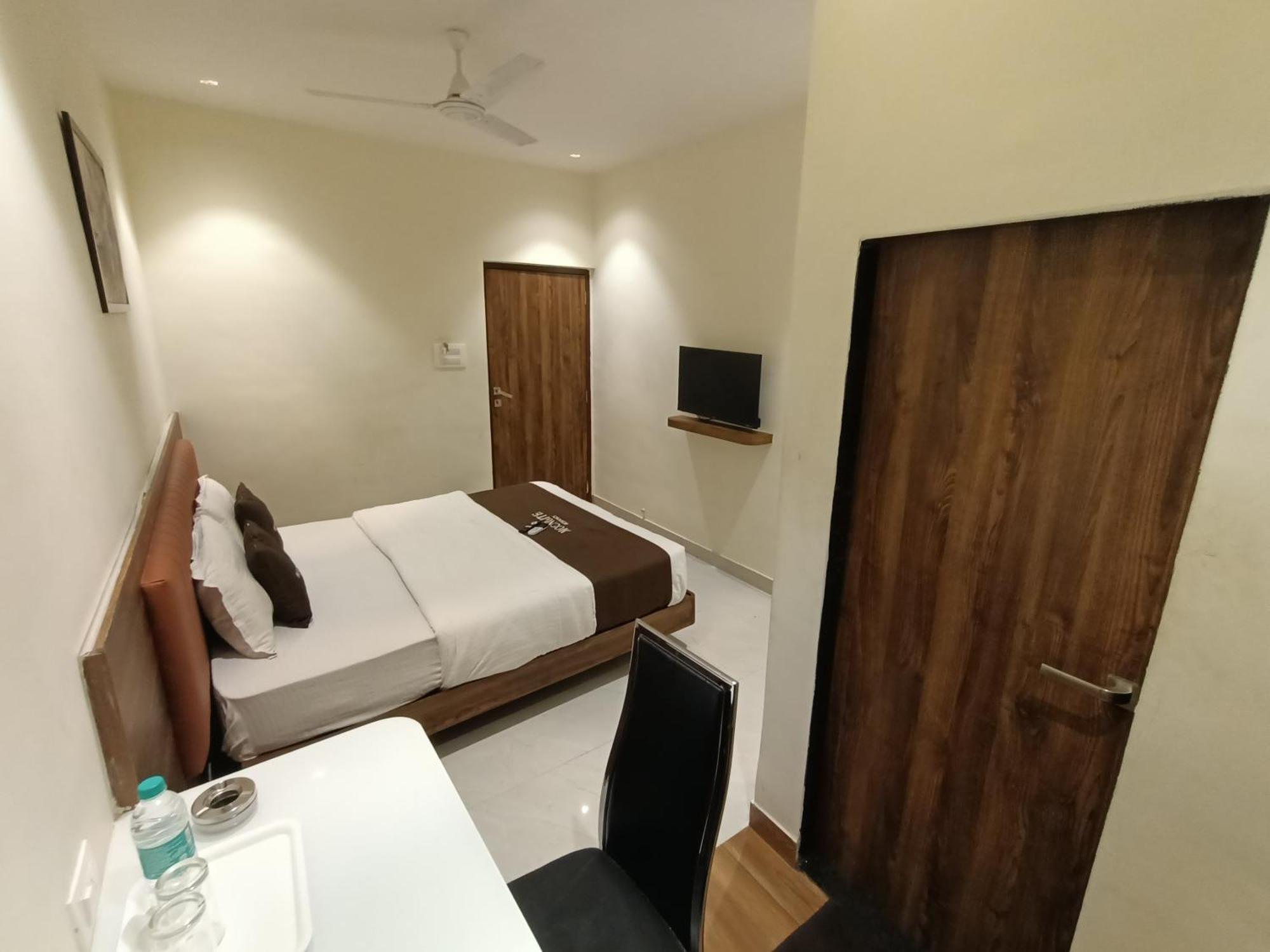 Hotel Moon Lite Residency - Marve Road Malad West Мумбай Екстериор снимка