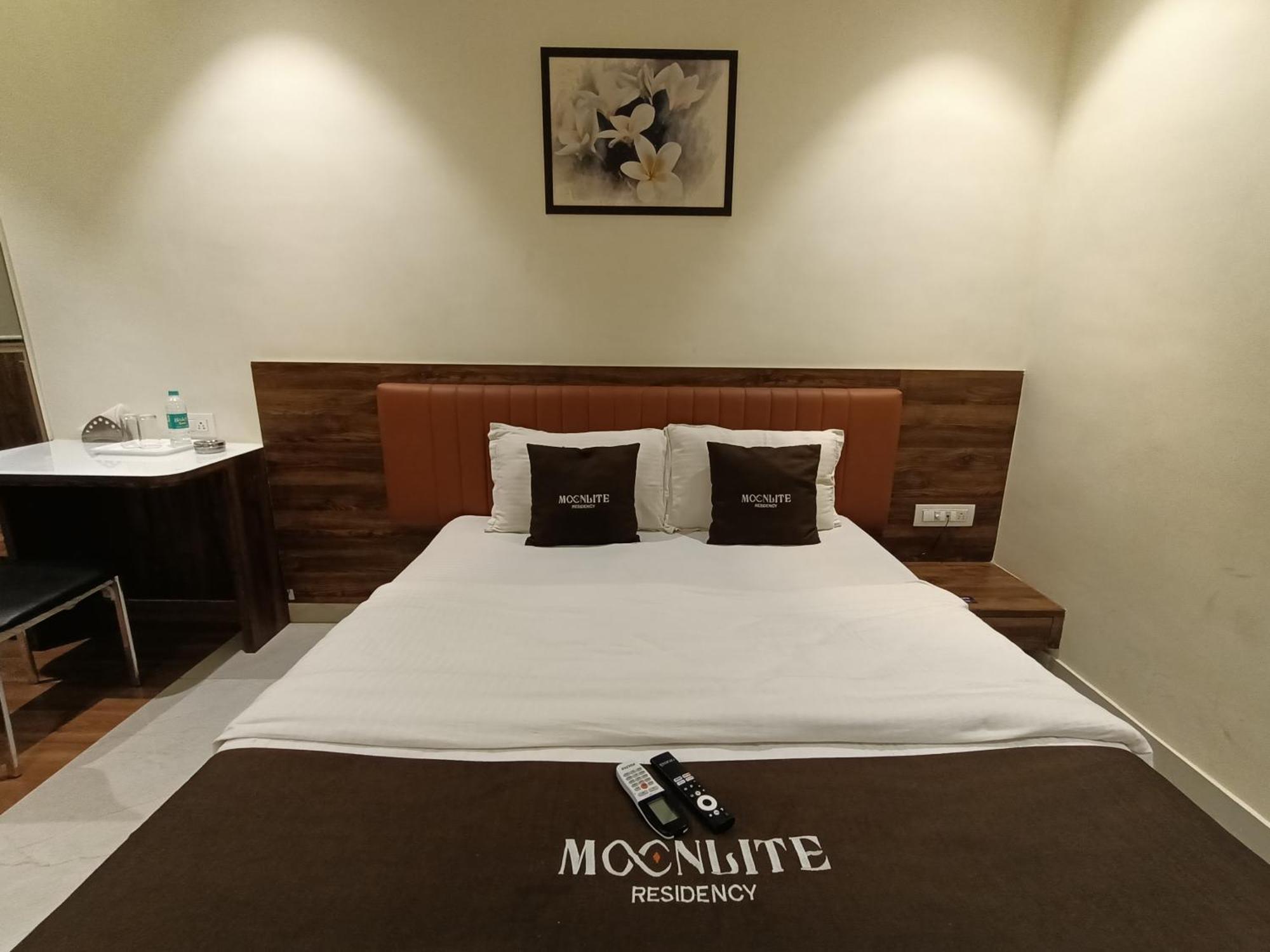 Hotel Moon Lite Residency - Marve Road Malad West Мумбай Екстериор снимка