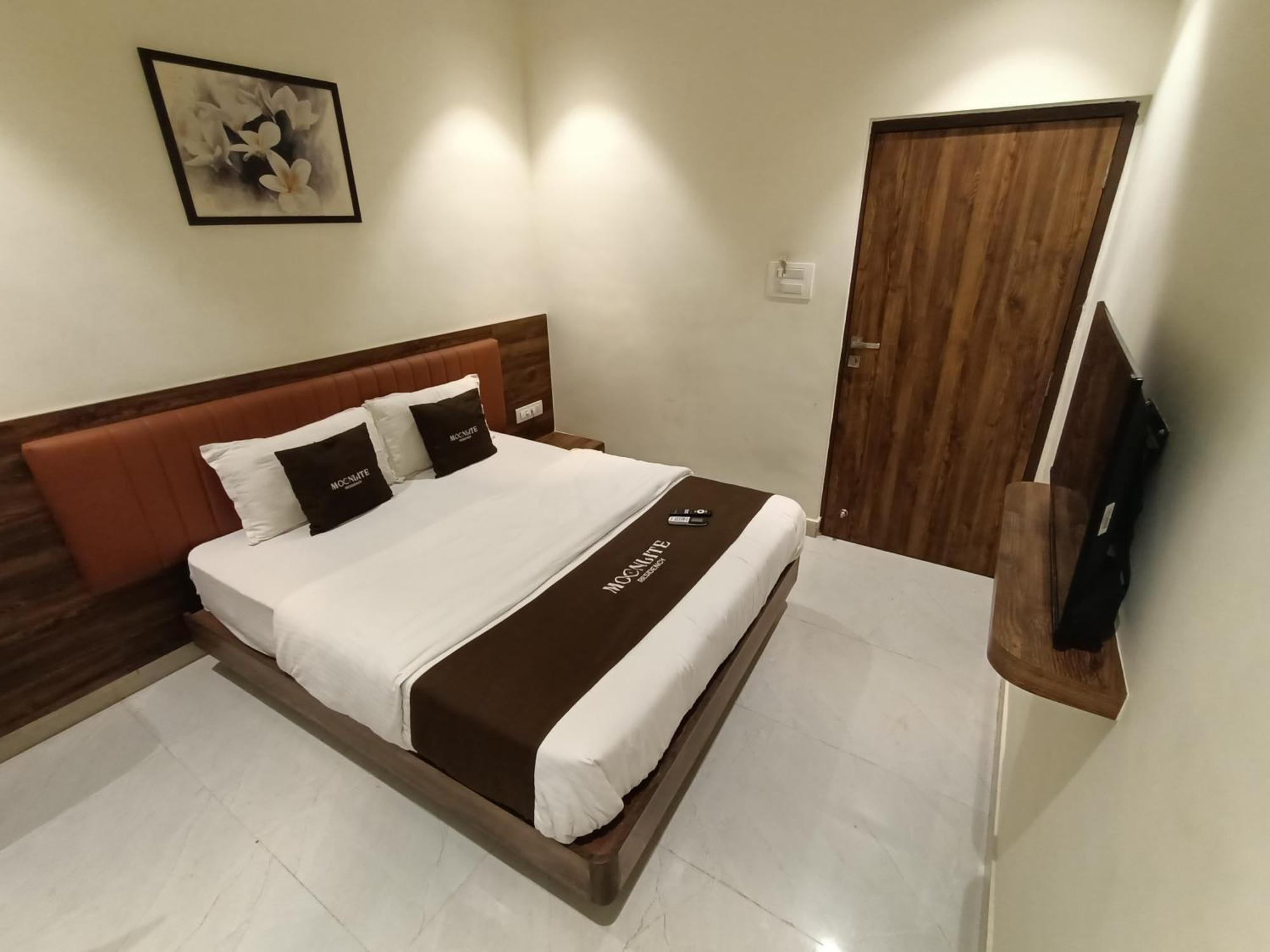 Hotel Moon Lite Residency - Marve Road Malad West Мумбай Екстериор снимка