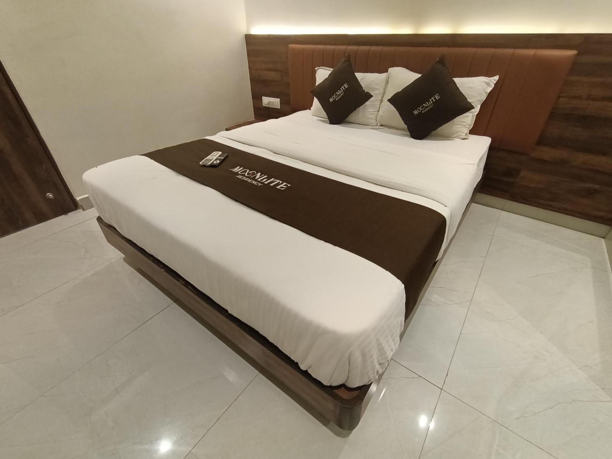 Hotel Moon Lite Residency - Marve Road Malad West Мумбай Екстериор снимка