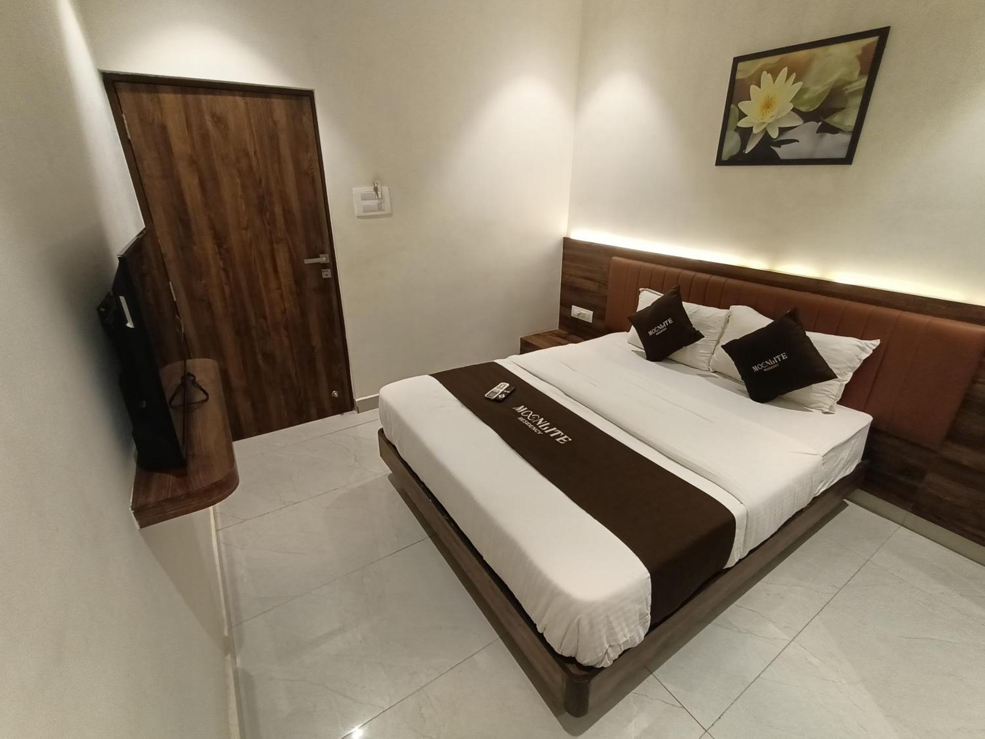Hotel Moon Lite Residency - Marve Road Malad West Мумбай Екстериор снимка